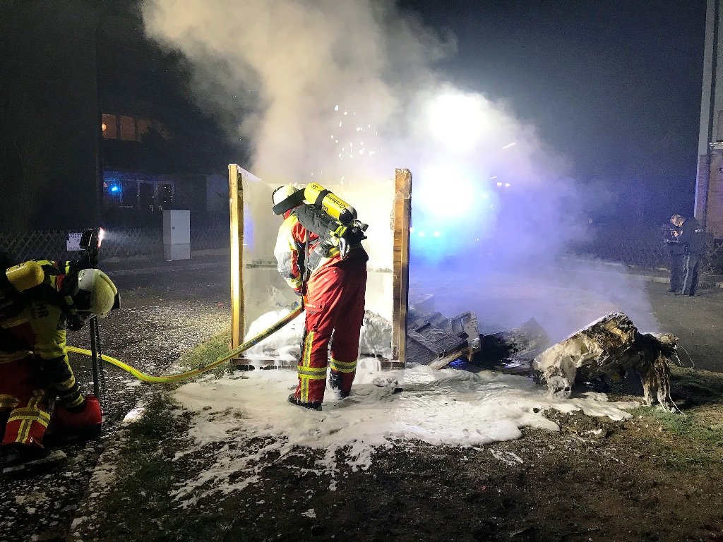 Holzkasten geht in Flammen auf