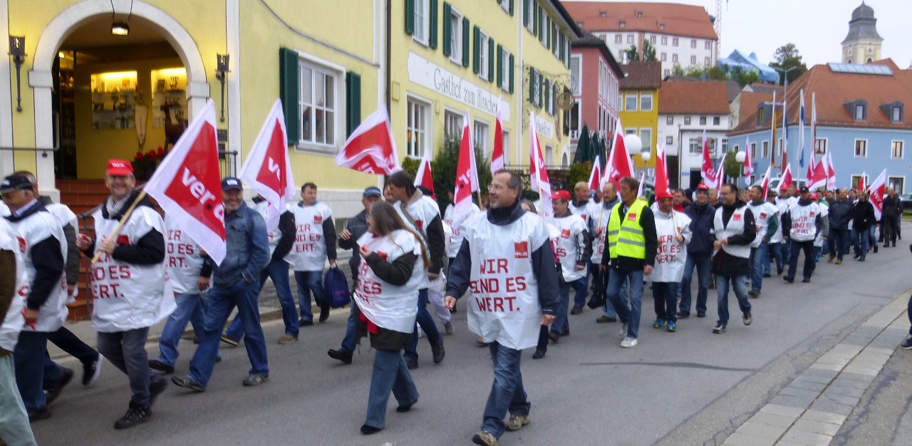 Streikende machen in Parsberg auf ihre Forderungen aufmerksam