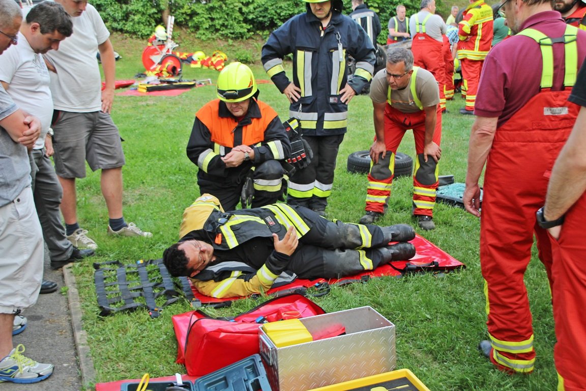 Trotz Hitze: Feuerwehrler üben am neuen Fahrzeug