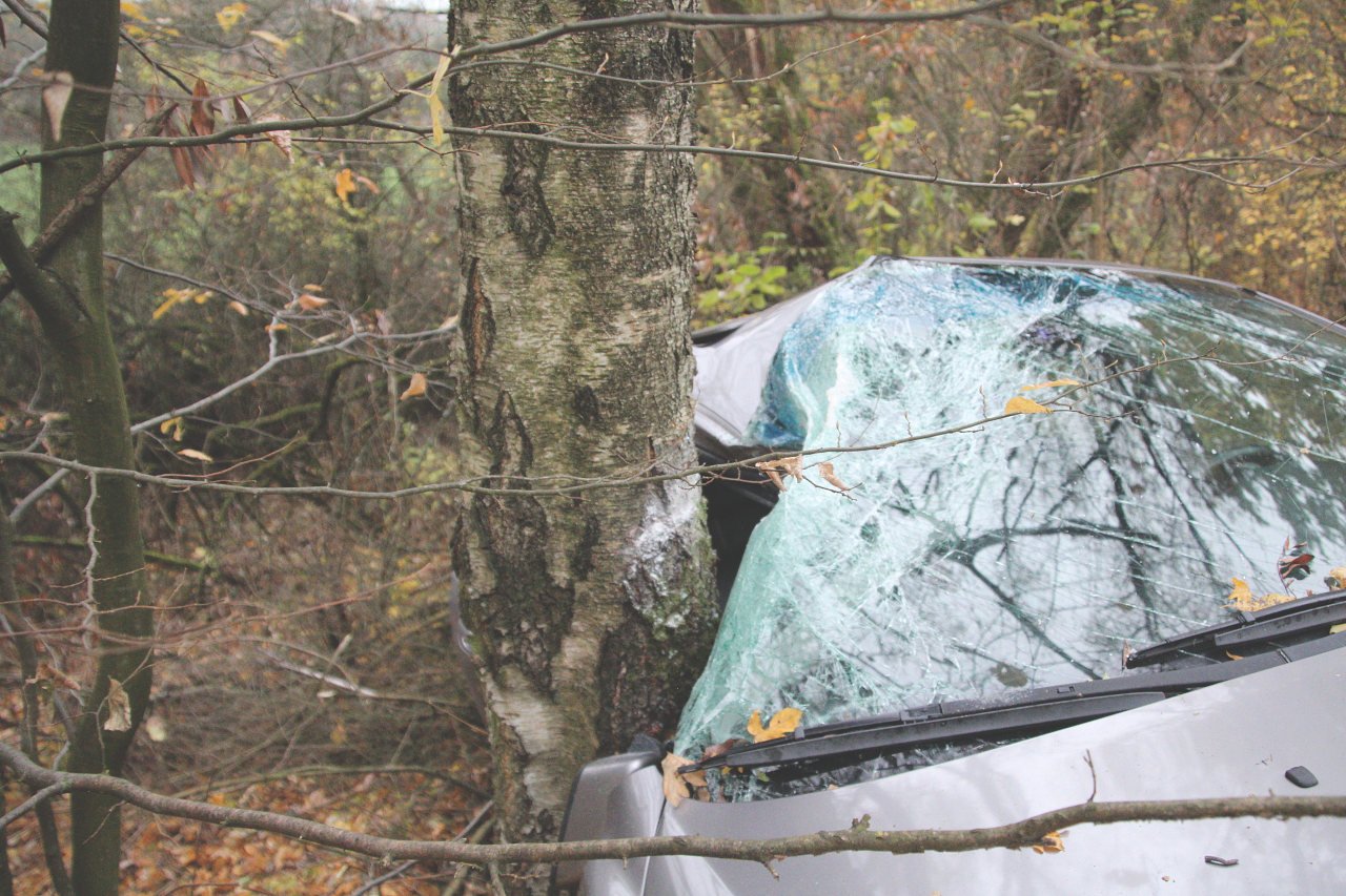 Schwerer Unfall auf B22: Mann und Kind (2) verschwinden