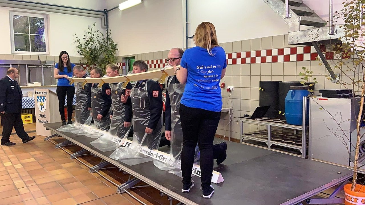 „Leckere“ Suppe und Holzscheitlknien für Patenwehr