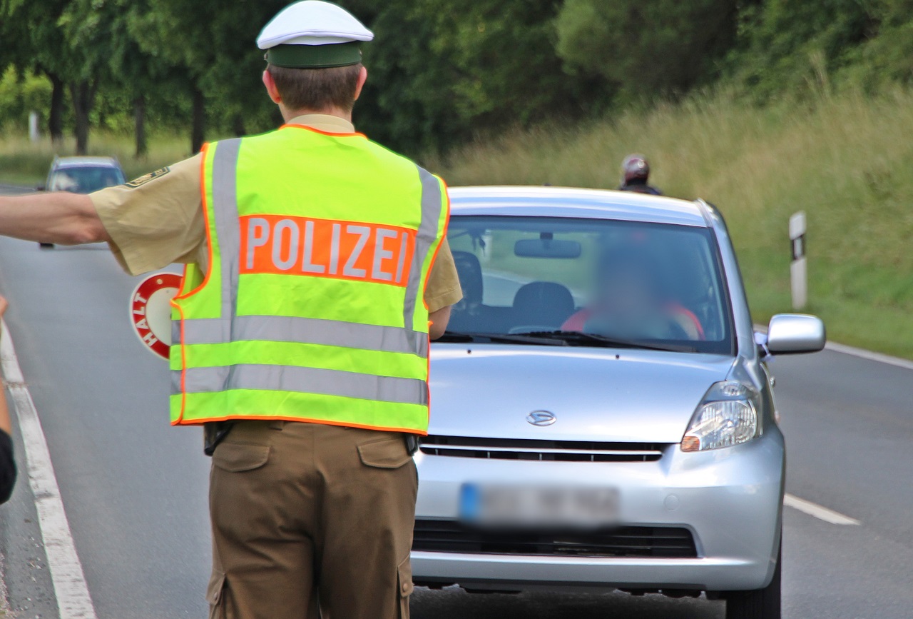 Bei Kontrolle: Autofahrer schleift Polizisten mit