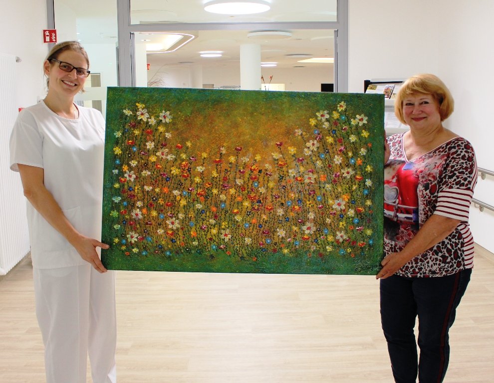 Blumen für die Palliativstation: Künstlerin Olga Kellwig spendet Bild
