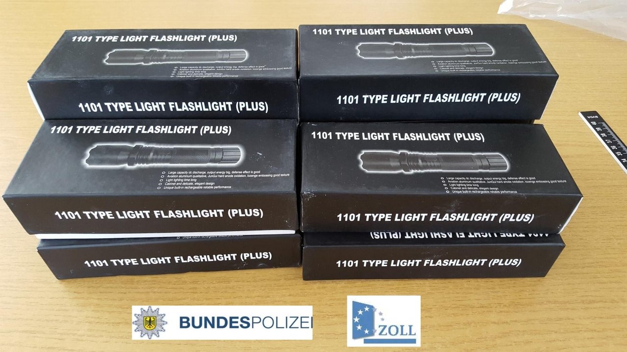 Elektroschocker und Schlagstöcke: Polizei beschlagnahmt Waffen von Asiamärkten