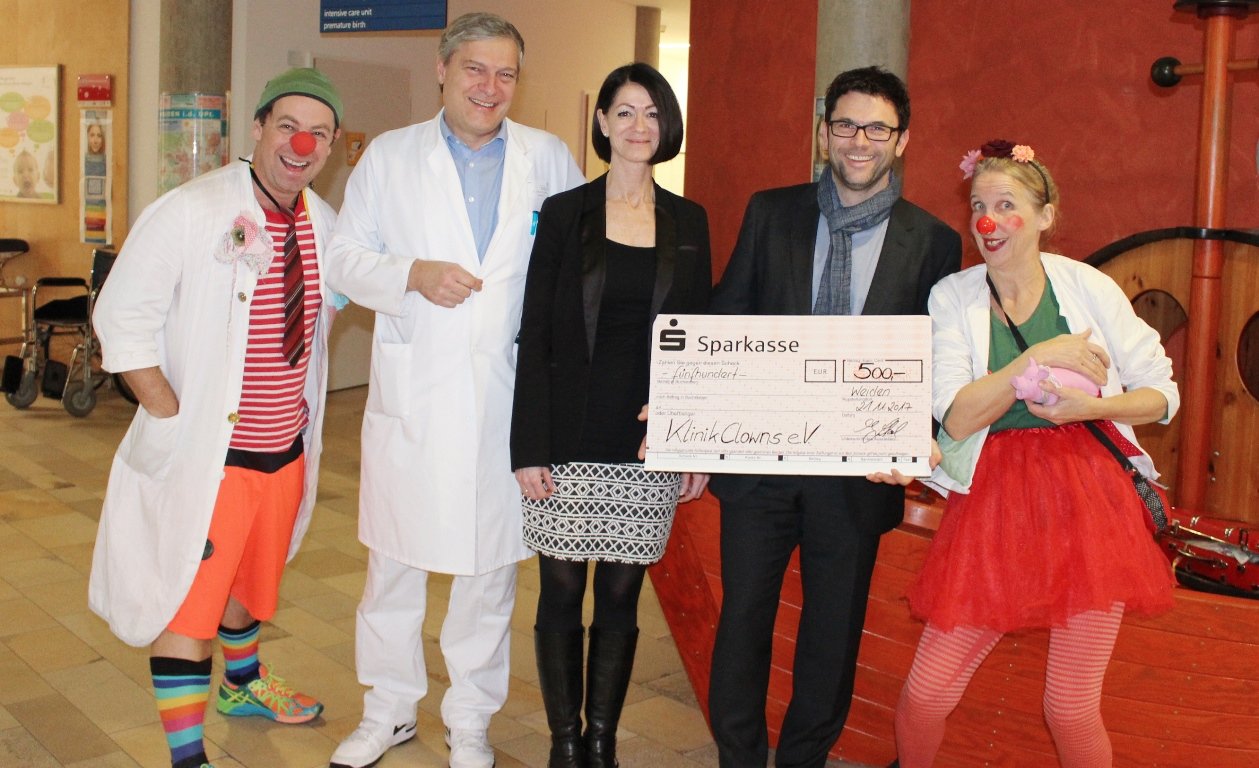 Besonderes Weihnachtsgeschenk: Ein Lachen für kleine Patienten