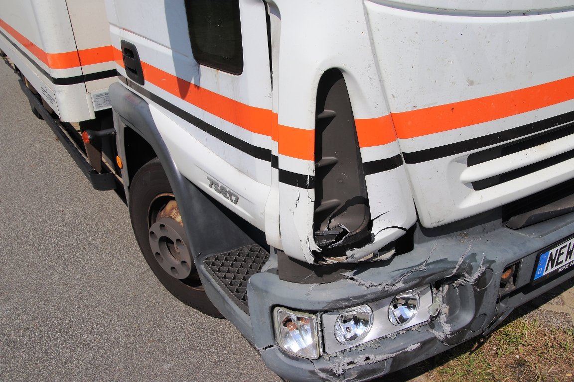 Großer Schaden bei Unfall mit LKW