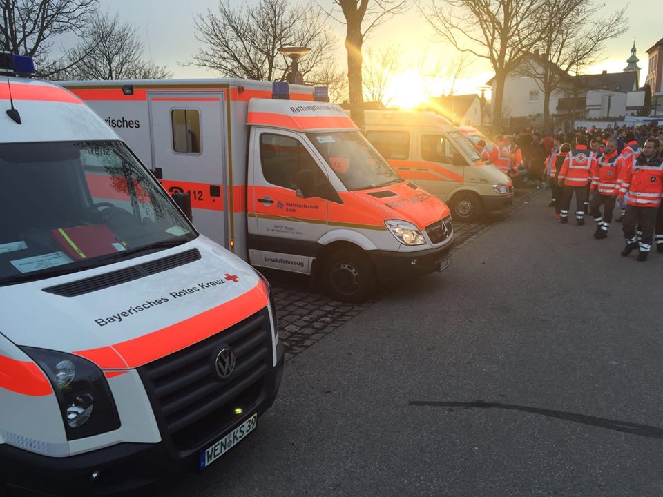 Nach Verkehrsunfall eingeklemmt – Passanten eilen zu Hilfe