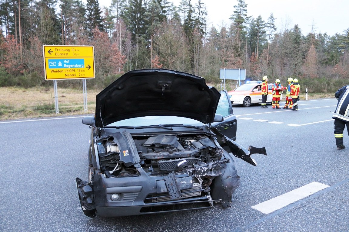 Drei Verletzte: Unfall beim Abbiegen