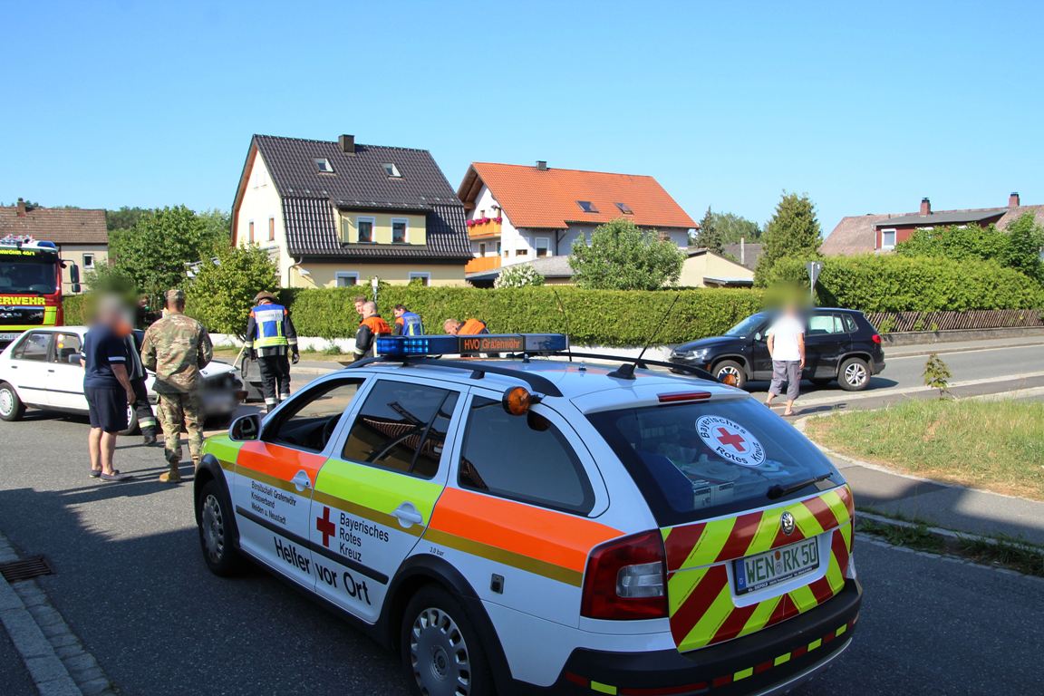 Zwei Verletzte und Totalschaden: Unfall im Wohngebiet