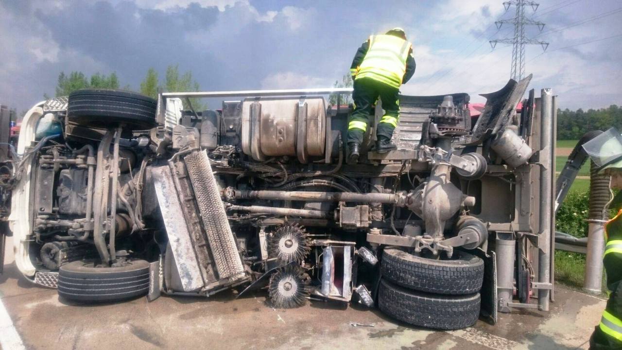 Kehrmaschine auf A93 umgekippt
