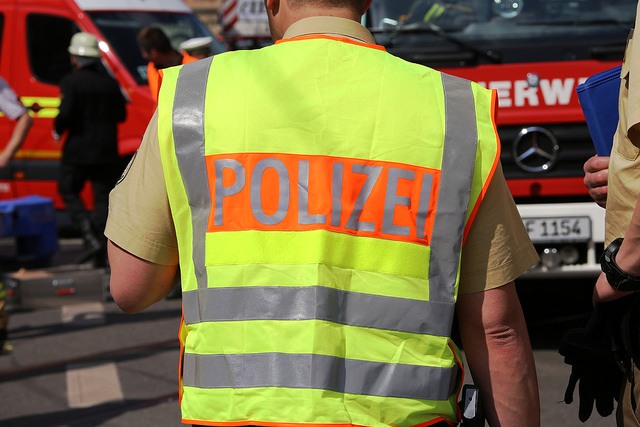 Autofahrer fährt Mann um – und flüchtet