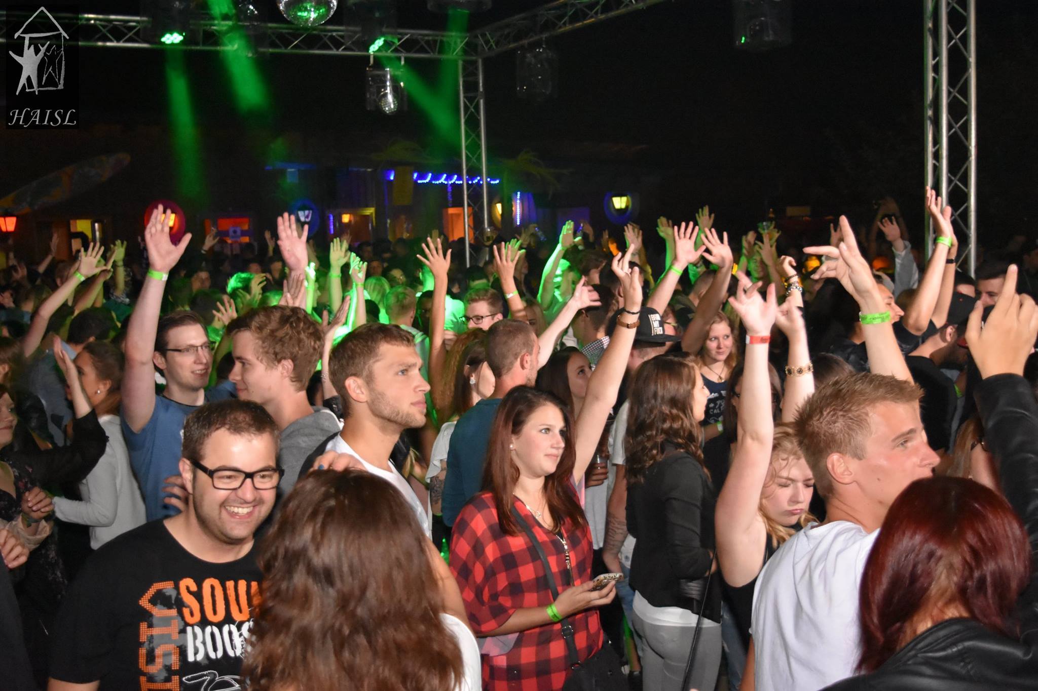 Tausend Feierwütige auf der Beachparty in Altenstadt
