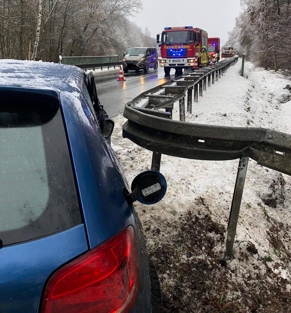 Auto überholt Schneepflug – und rammt Leitplanke