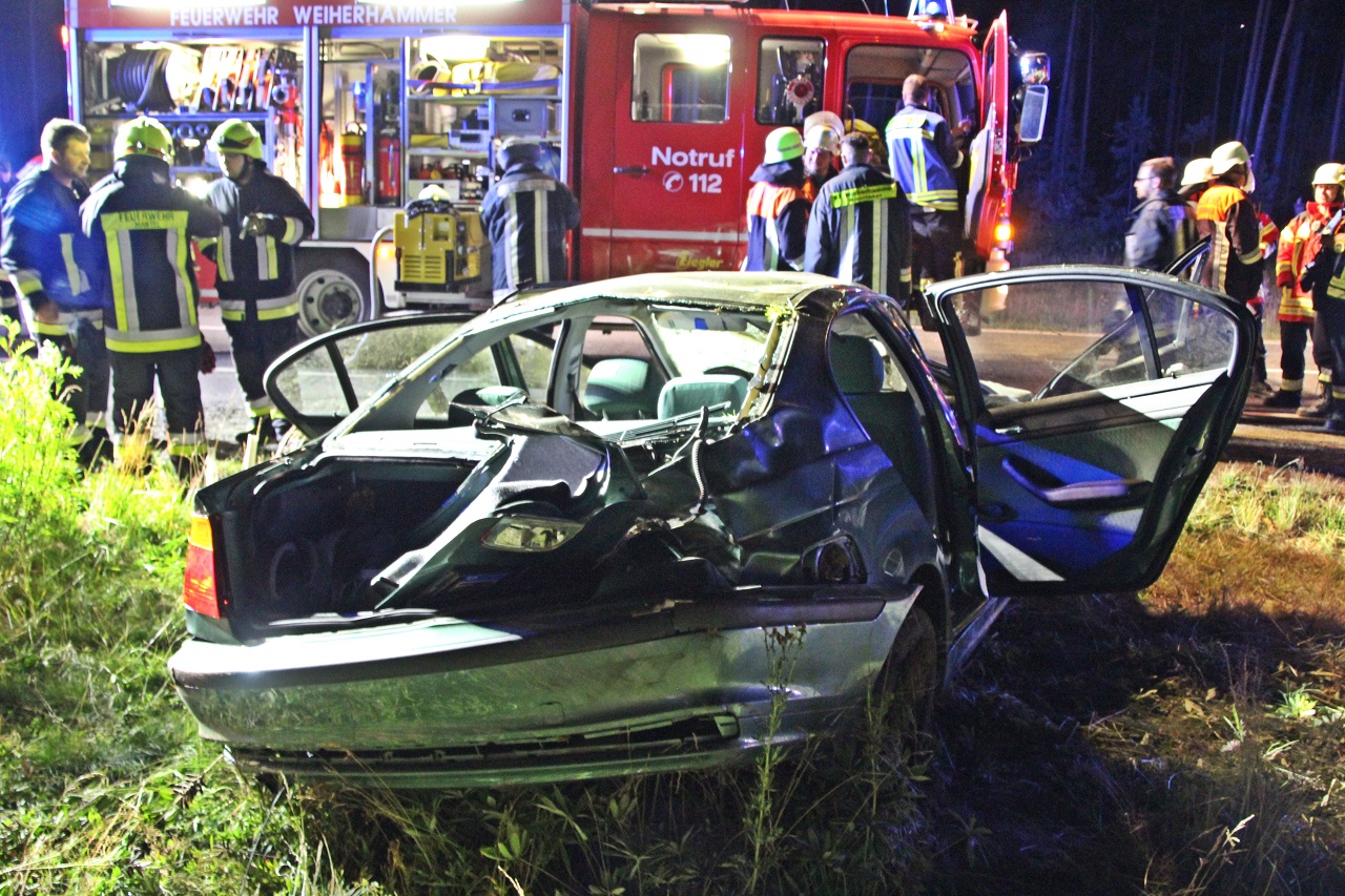 Mit BMW fünf Mal überschlagen: Vier Verletzte nach Unfall