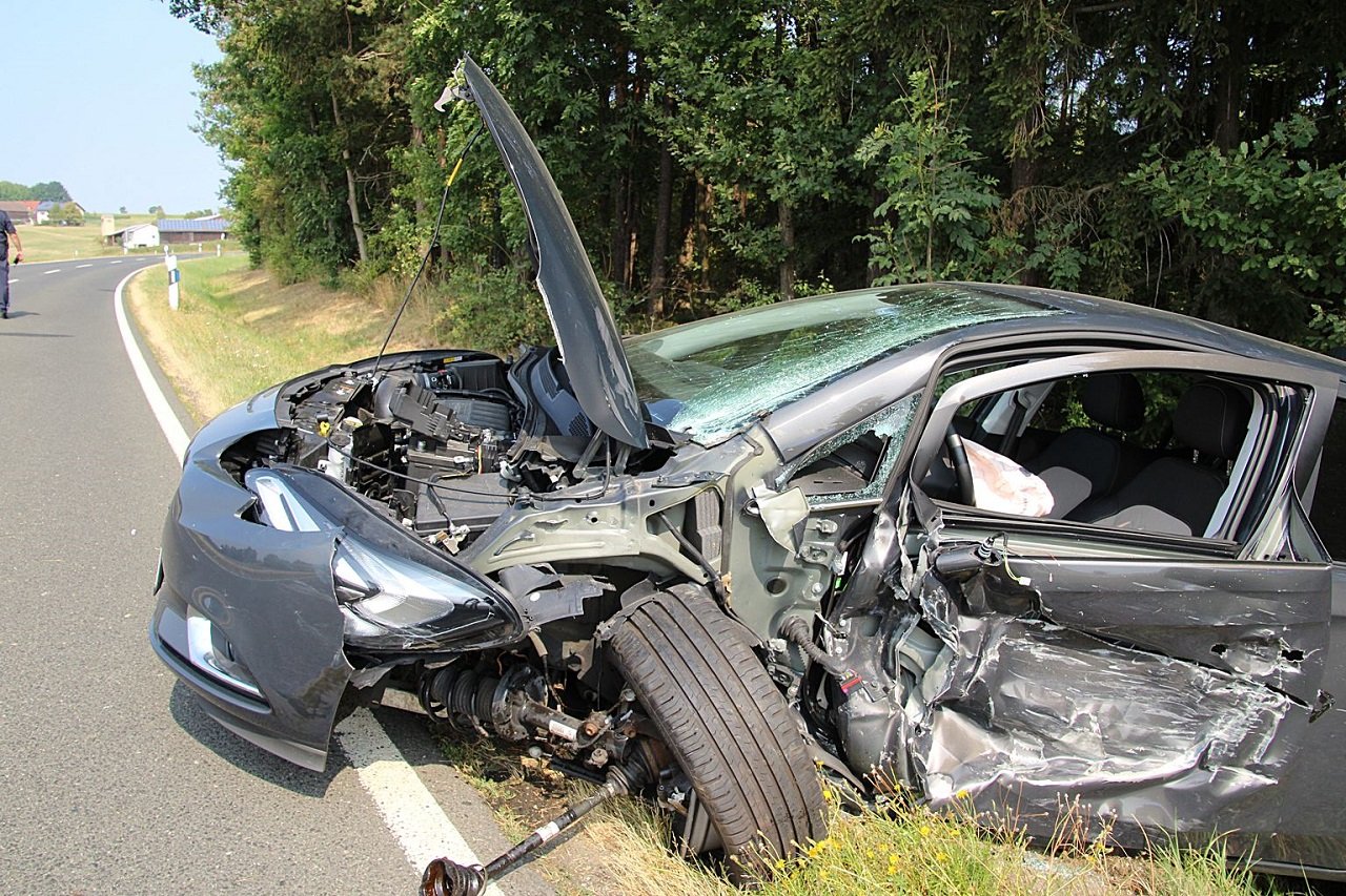 In den Gegenverkehr gekracht: Schwangere Frau verletzt