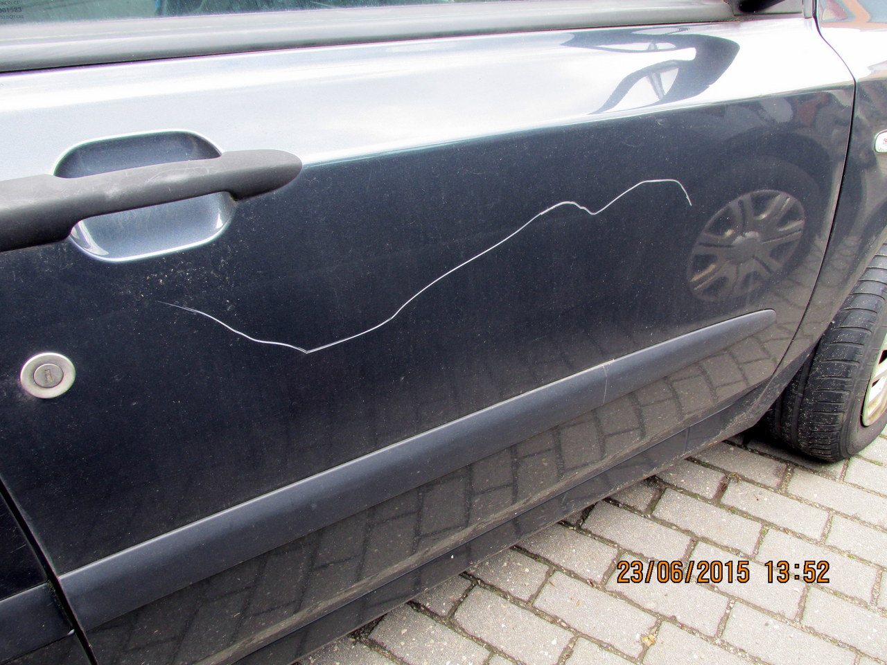 Unbekannter kratzt „S I R“ auf Motorhaube