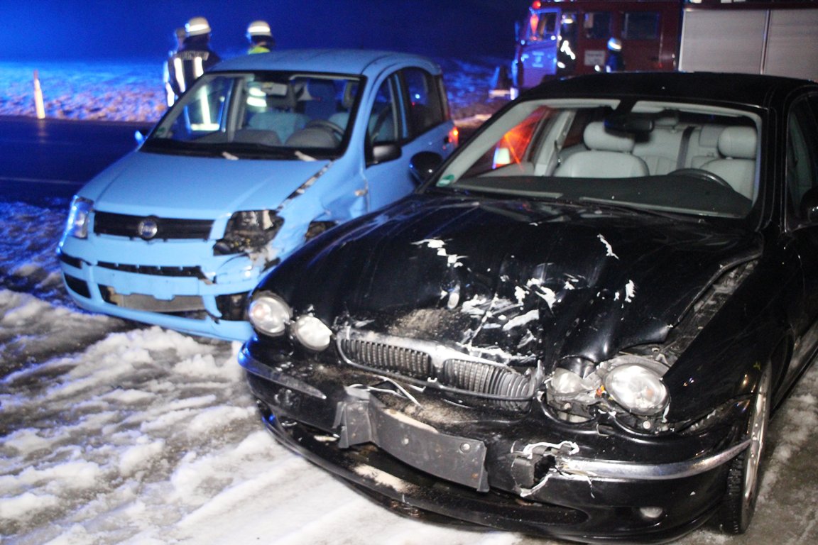 Zwei Personen bei Unfall leicht verletzt