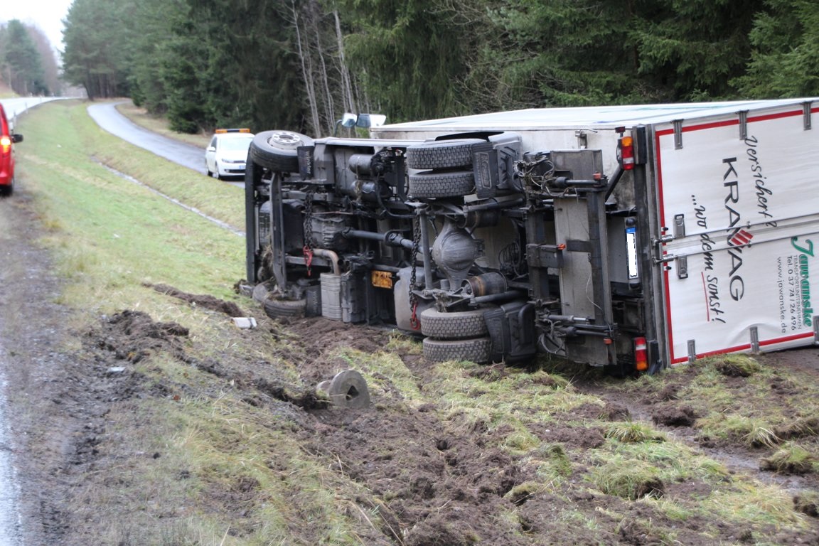 7,5-Tonner landet im Straßengraben
