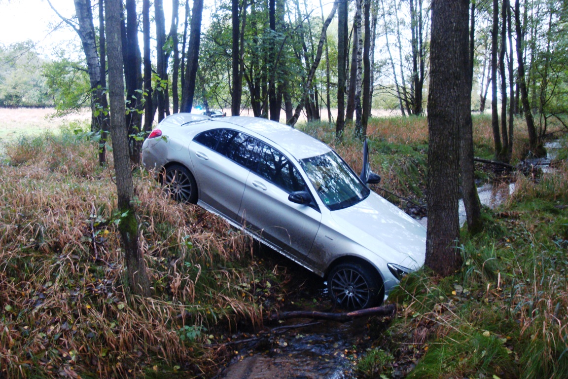 Verfolgungsfahrt: Autodieb kracht in Baum