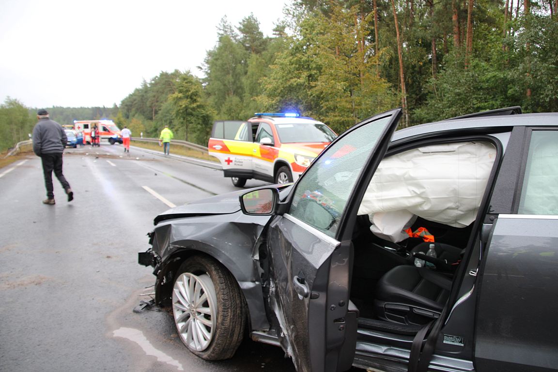 Schwerer Unfall auf der B299: Drei Verletzte, 35.000 Euro Schaden