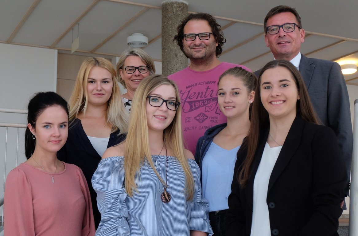 Nicht nur vermitteln, sondern auch ausbilden: Sechs Azubis bei der Arbeitsagentur