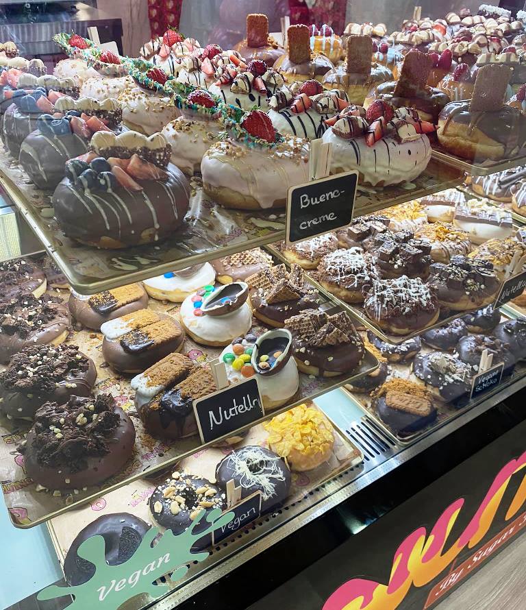 Neueröffnung: Lange Warteschlangen bei Royal Donuts