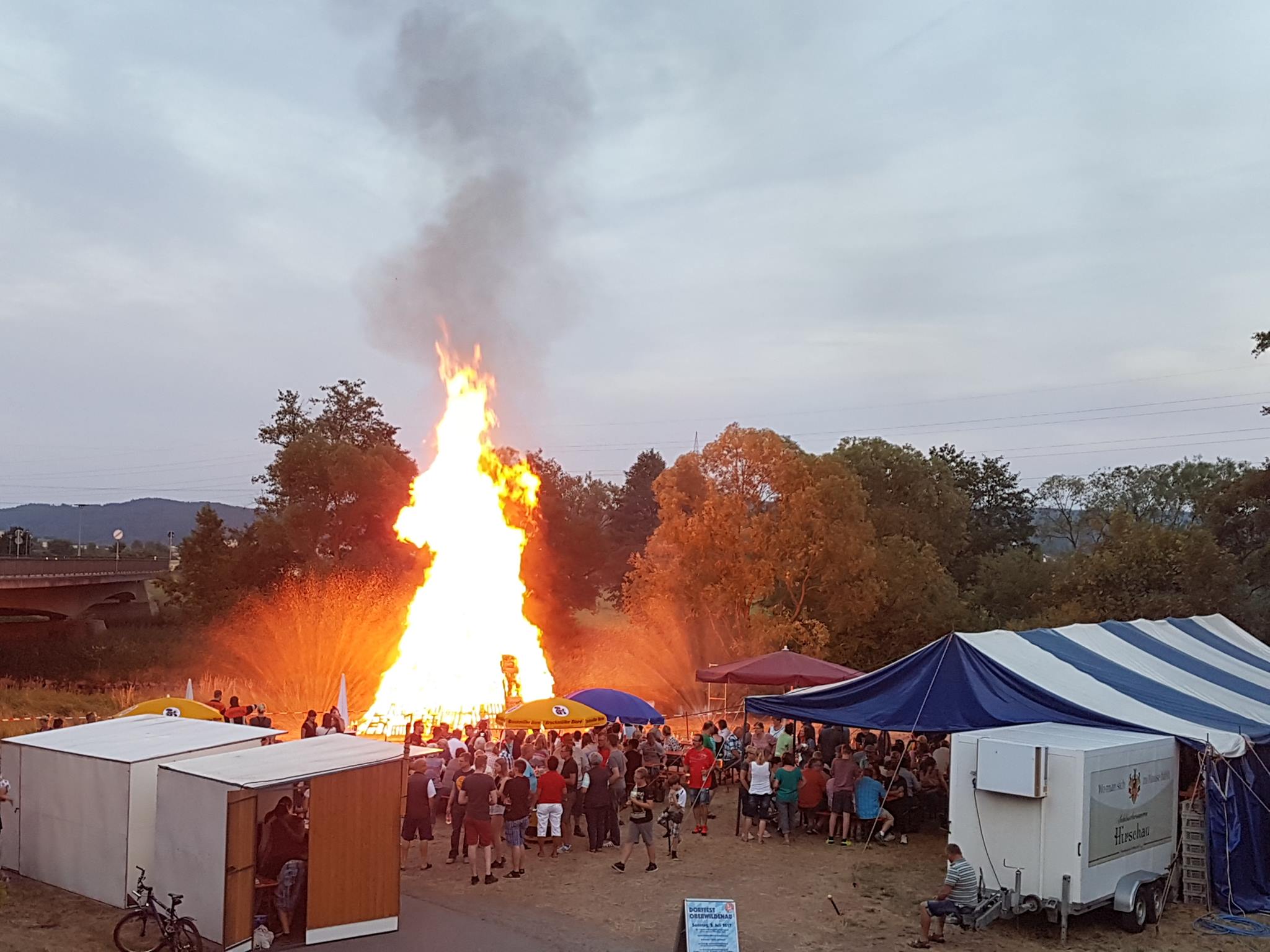 Dank Wasserwand ausgelassen feiern: Johannisfeuer Oberwildenau