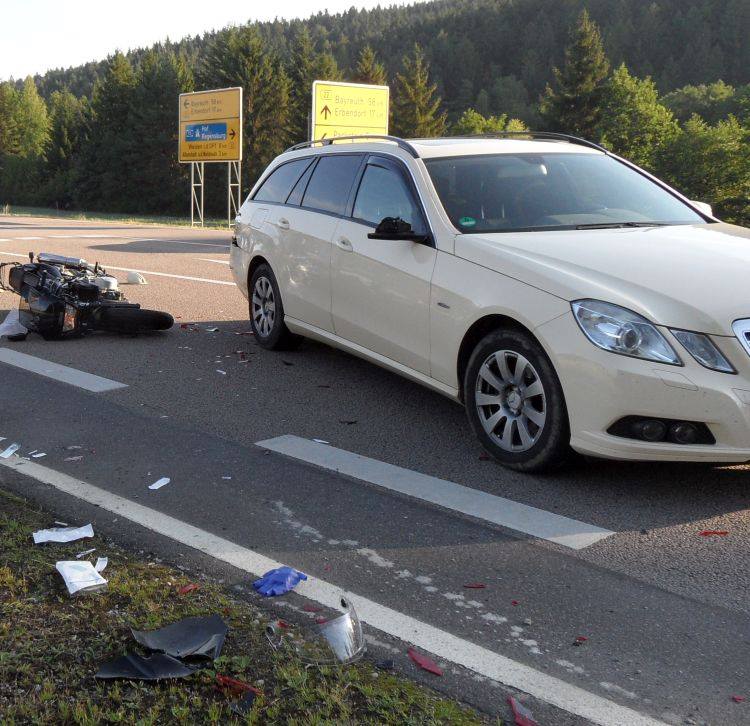 Schwerer Motorradunfall auf der B22