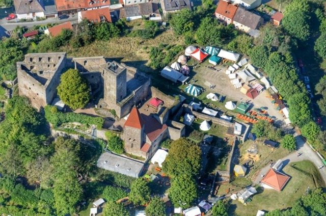 Burgteufel und Raubvögel beim „Historischen Burgfest“
