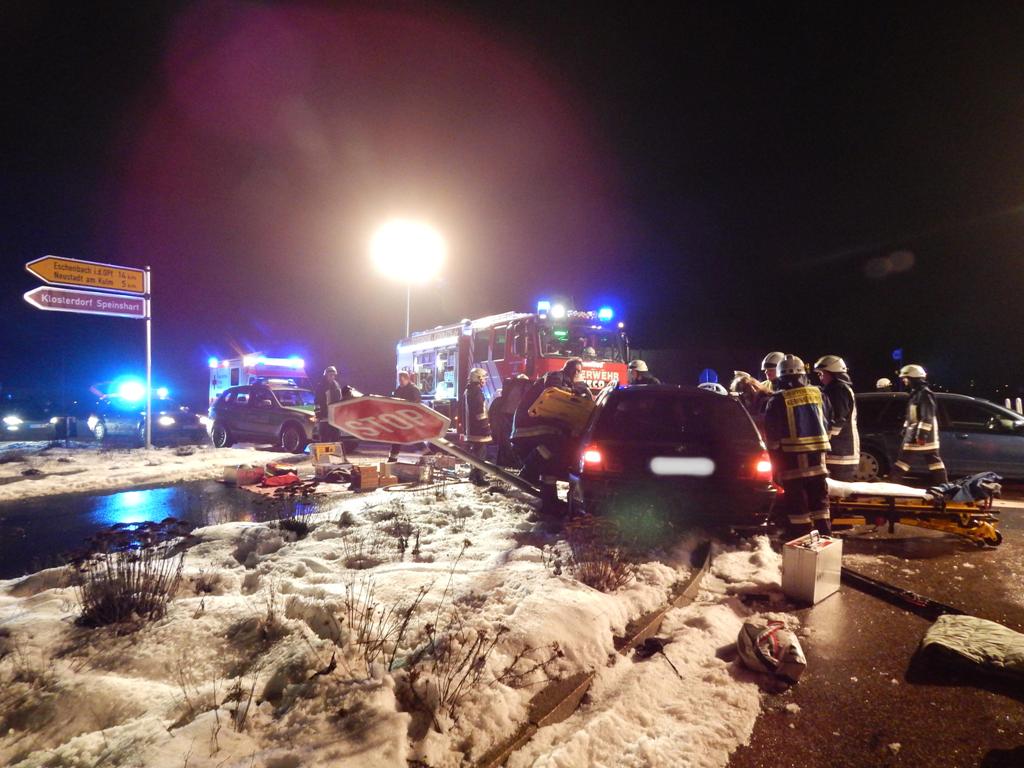 Junge Frau bei Unfall an der „Hegele-Kreuzung“ eingeklemmt