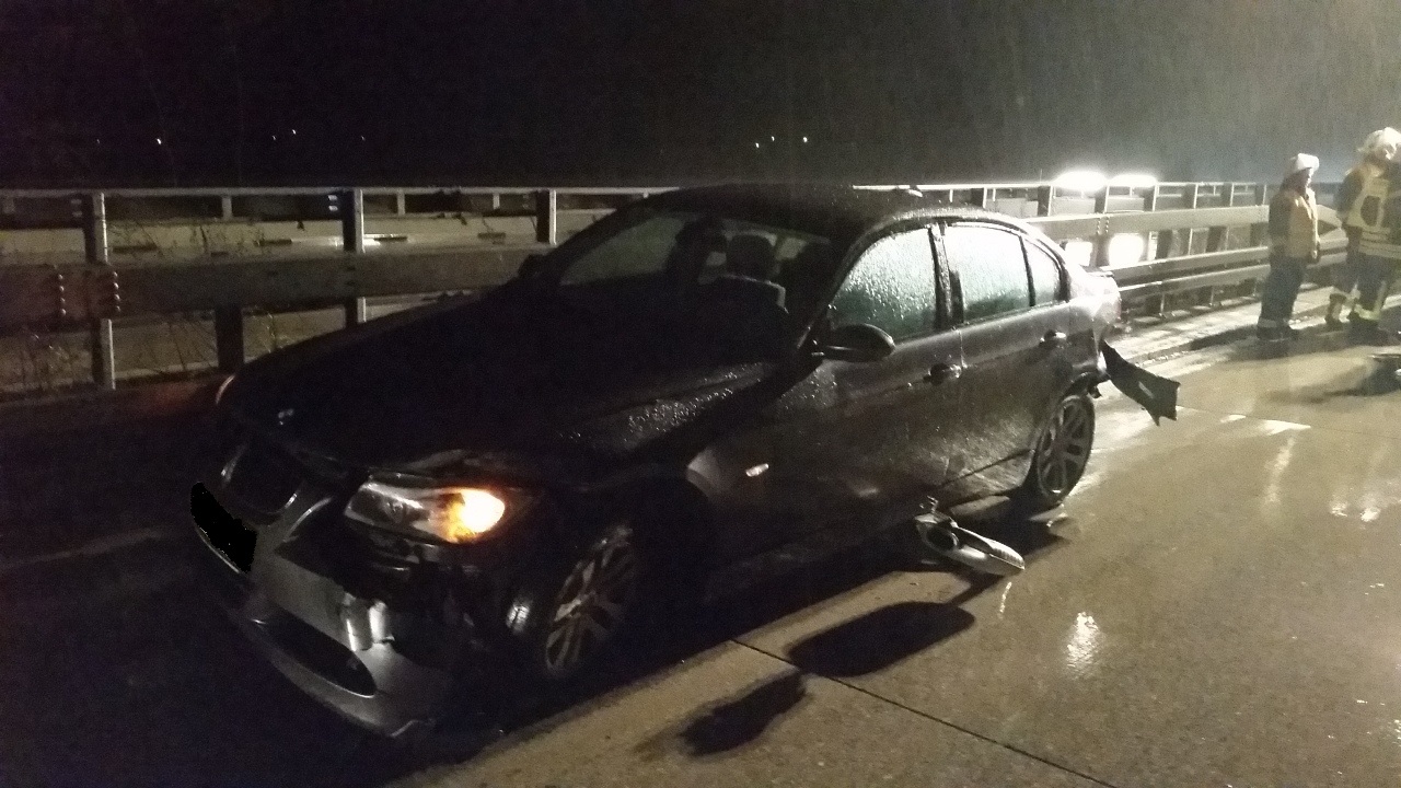 BMW-Fahrer kommt auf regennasser Fahrbahn ins Schleudern