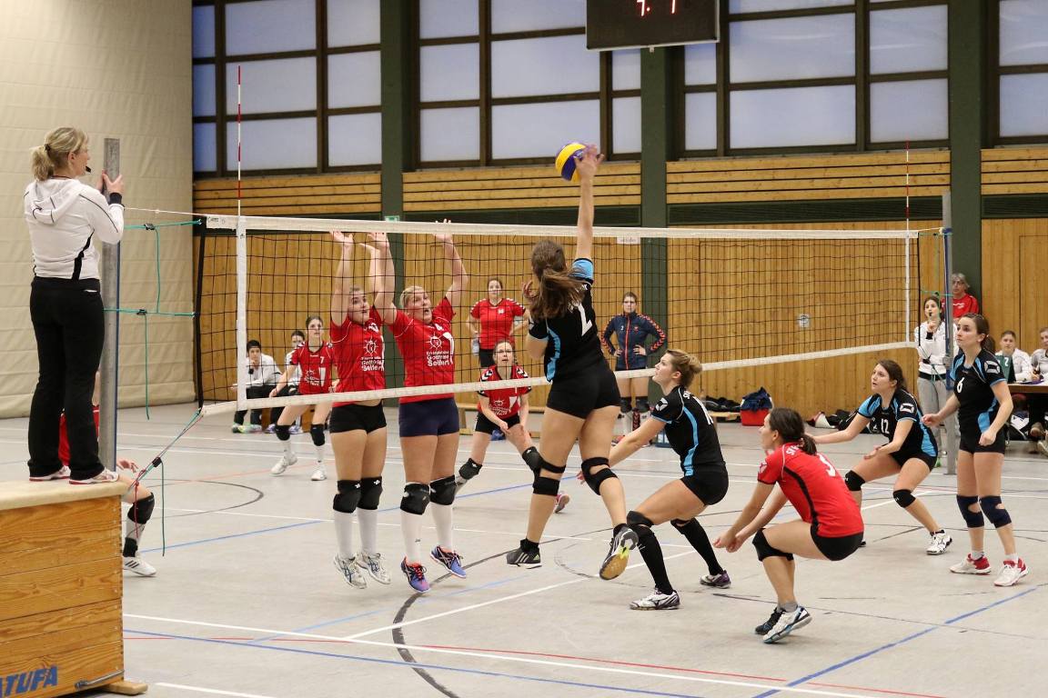 Tabellenführung verteidigt – Volleyballerinnen gewinnen zu Hause