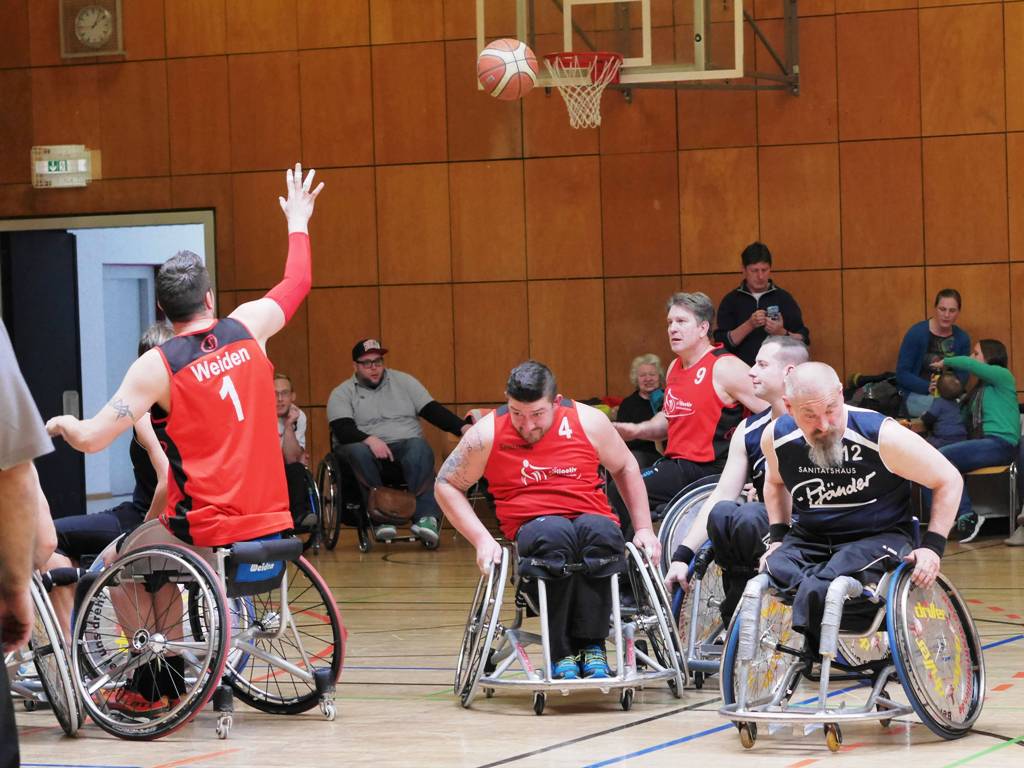 Saisonabschluss Rollstuhlbasketballer: Klarer Sieg und knappe Niederlage