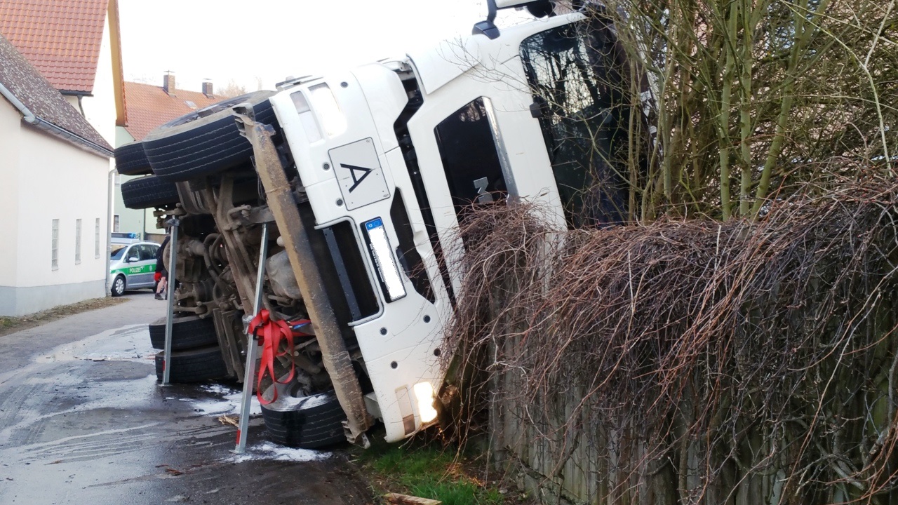 Güllelaster umgekippt: Eine Riesensauerei [Update]