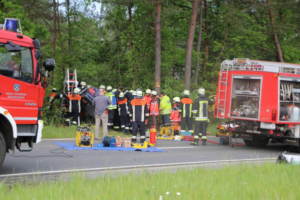 Schwerer Unfall bei Hütten: BMW-Fahrer prallt gegen Baum