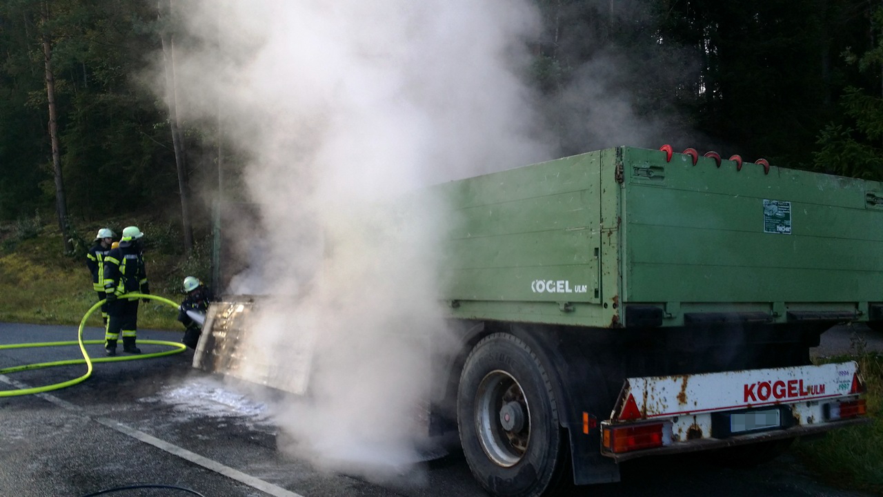 Anhänger fängt Feuer auf B470