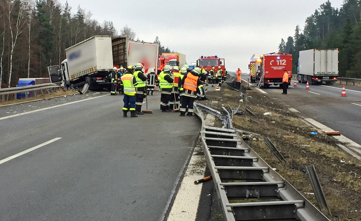 [Update] Sattelzüge durchbrechen Mittelleitplanke auf A93