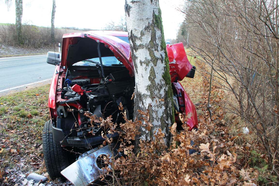 Geländewagen kracht gegen Birke – Fahrer verletzt