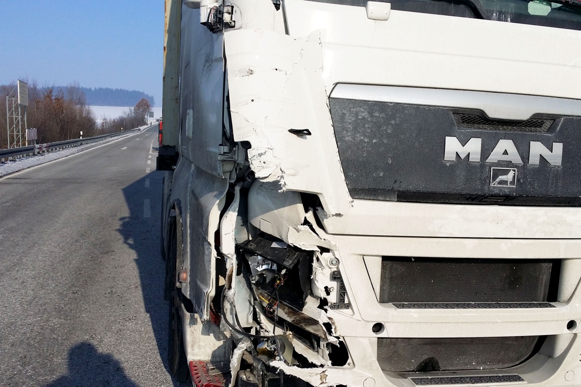 [Update] Zwei Lkw kollidieren: Stau auf B299