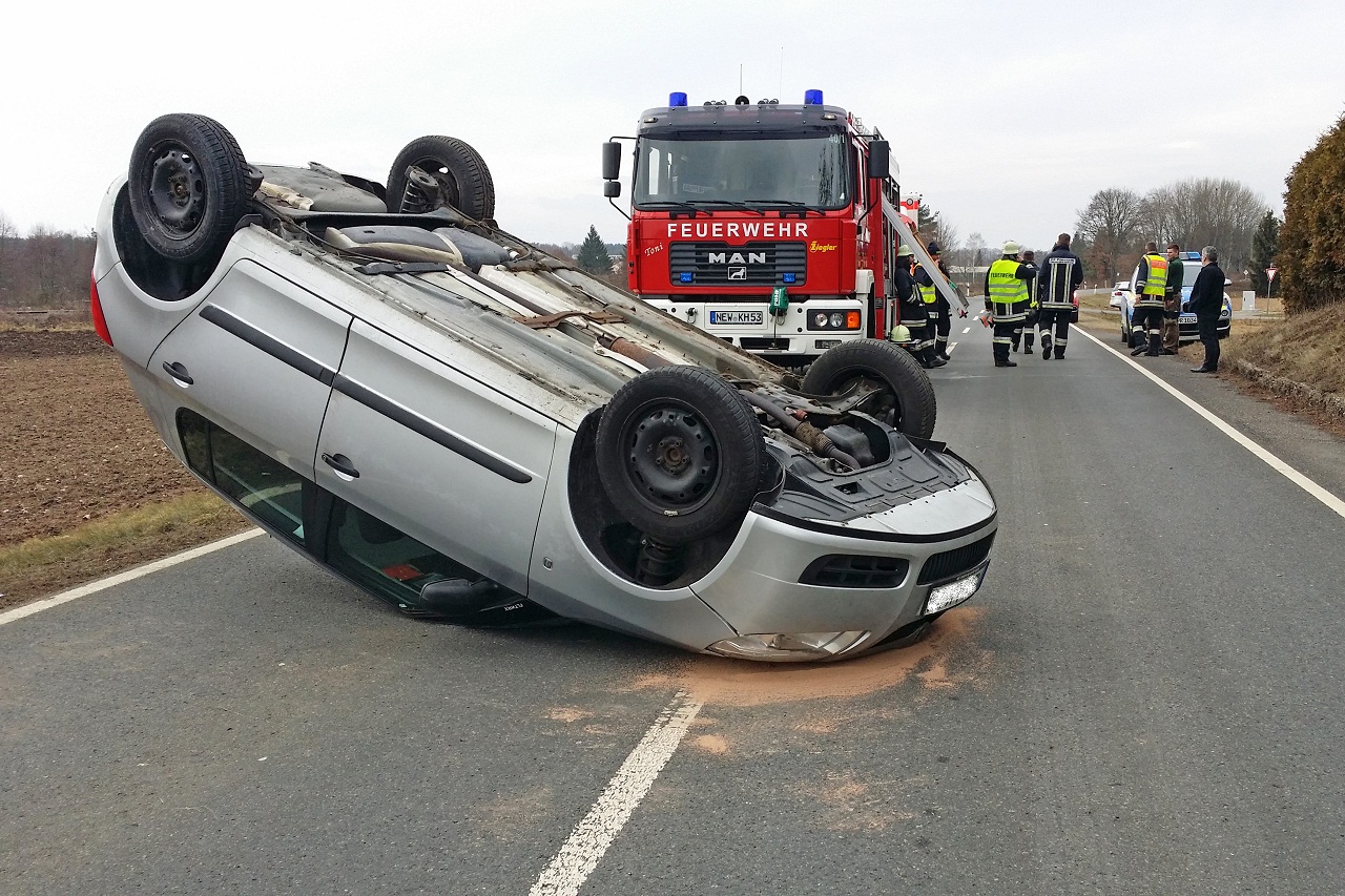 Junge Autofahrerin (20) überschlägt sich mit Kleinwagen