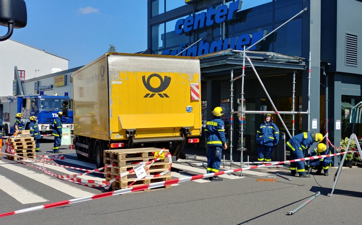 LKW räumt Vordach ab