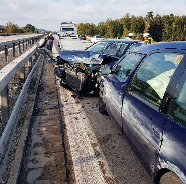Unfall mit drei Fahrzeugen auf A93: 32.000 Euro Schaden