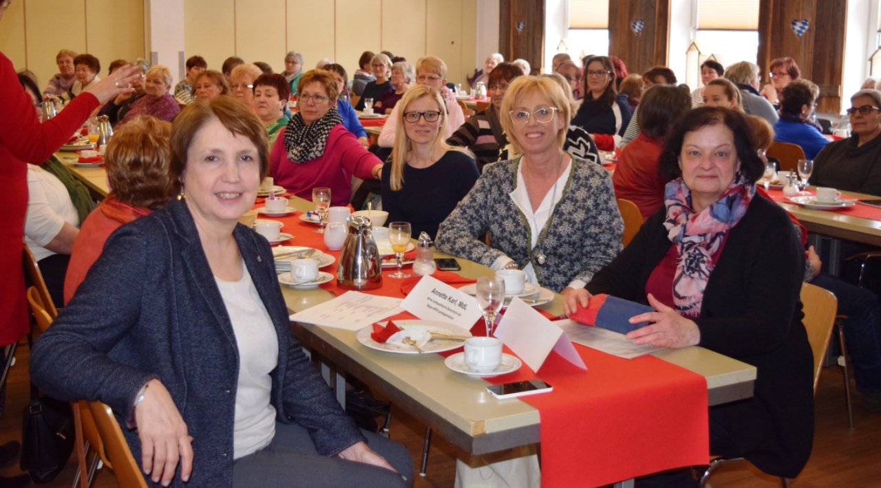 Volles Haus beim Frauenfrühstück 