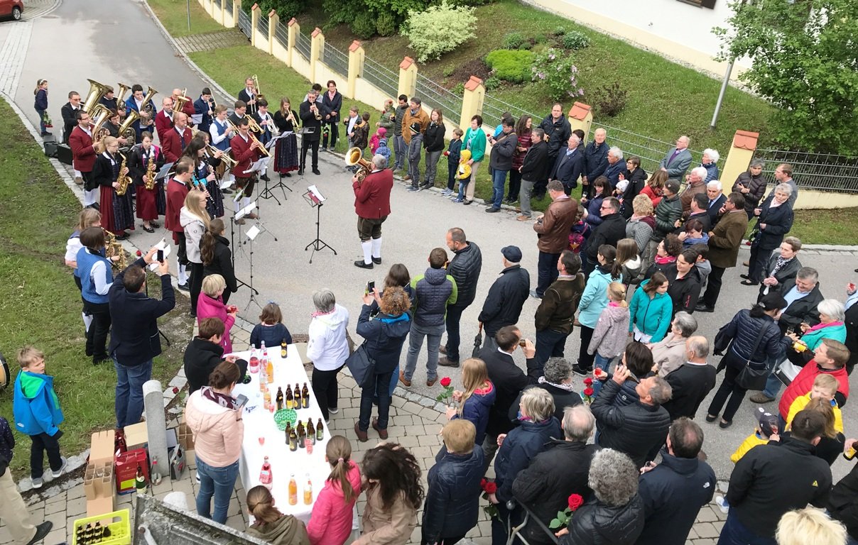 Pfarrer greift zu Trompete und Taktstock