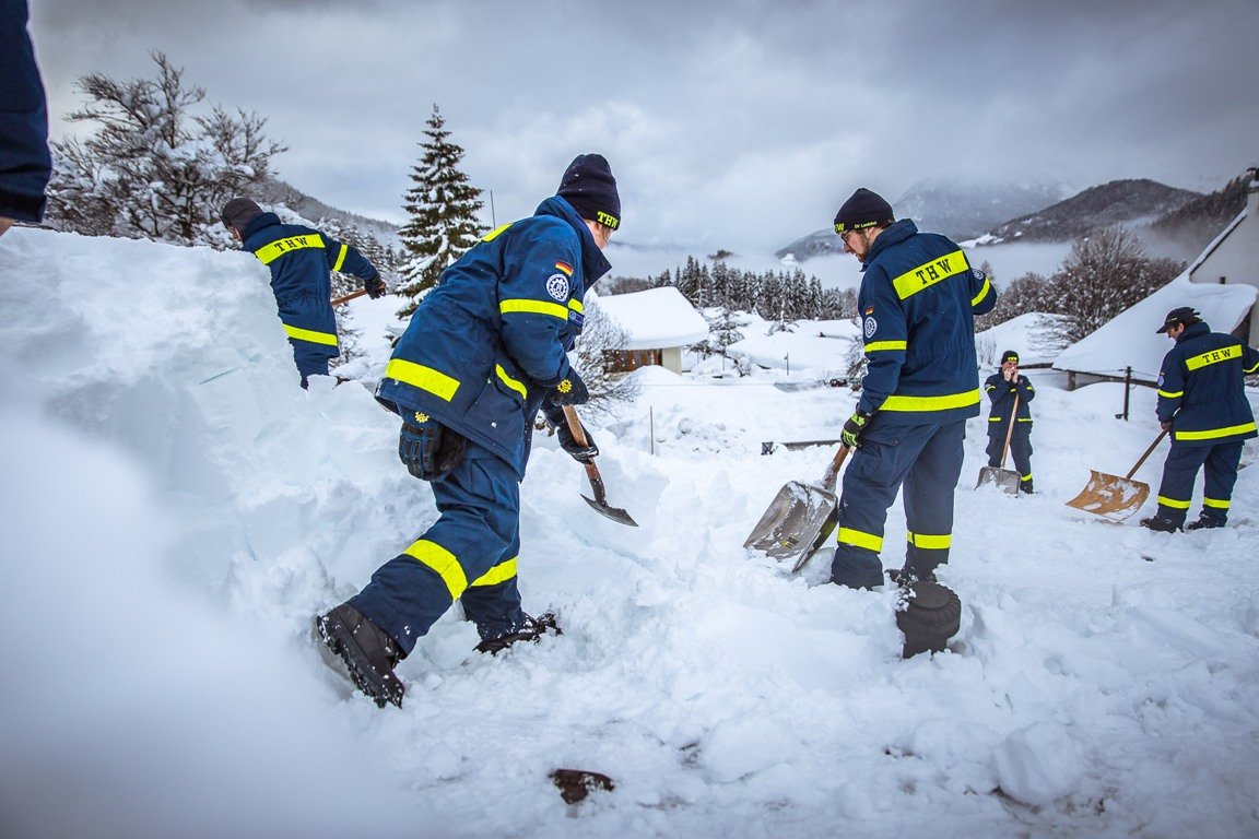 Weidener THW hilft beim Kampf gegen Schneemassen