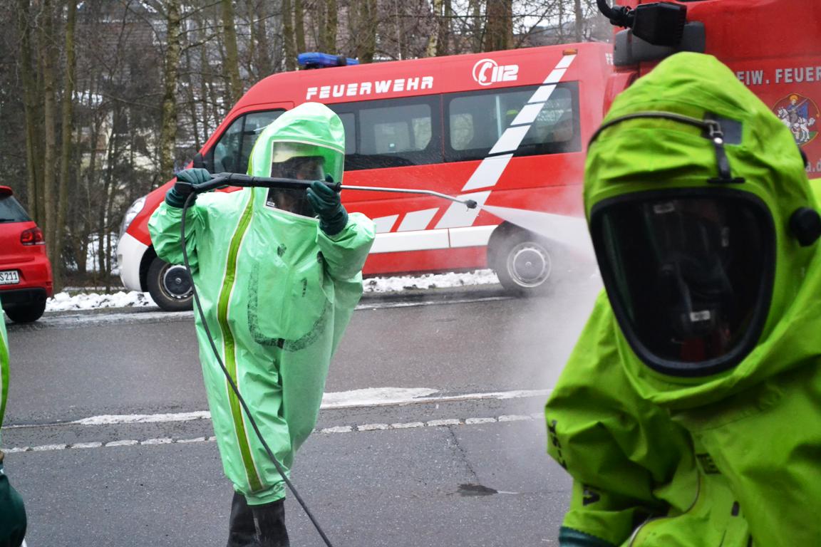 Wie im Film: Feuerwehrler trainieren im Chemieschutzanzug