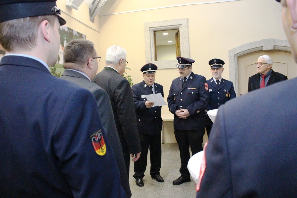 Feuerwehr im Rathaus: Mit Schirm, Charme – und einer Bitte