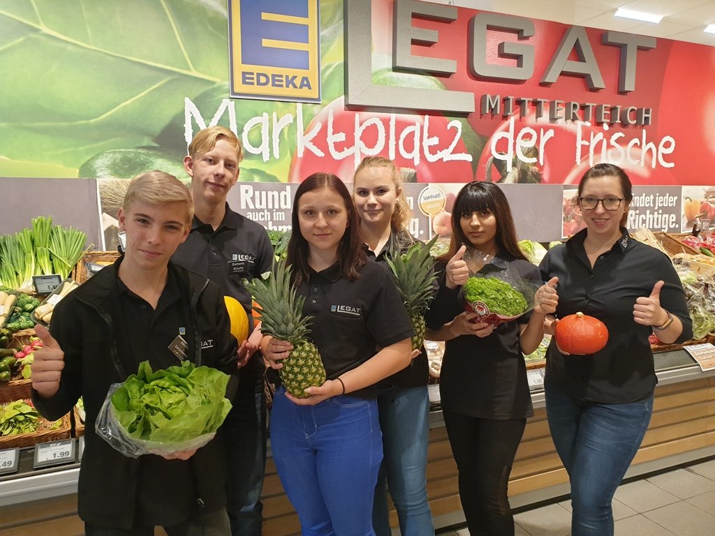 Fünf Azubis starten Ausbildung bei Edeka