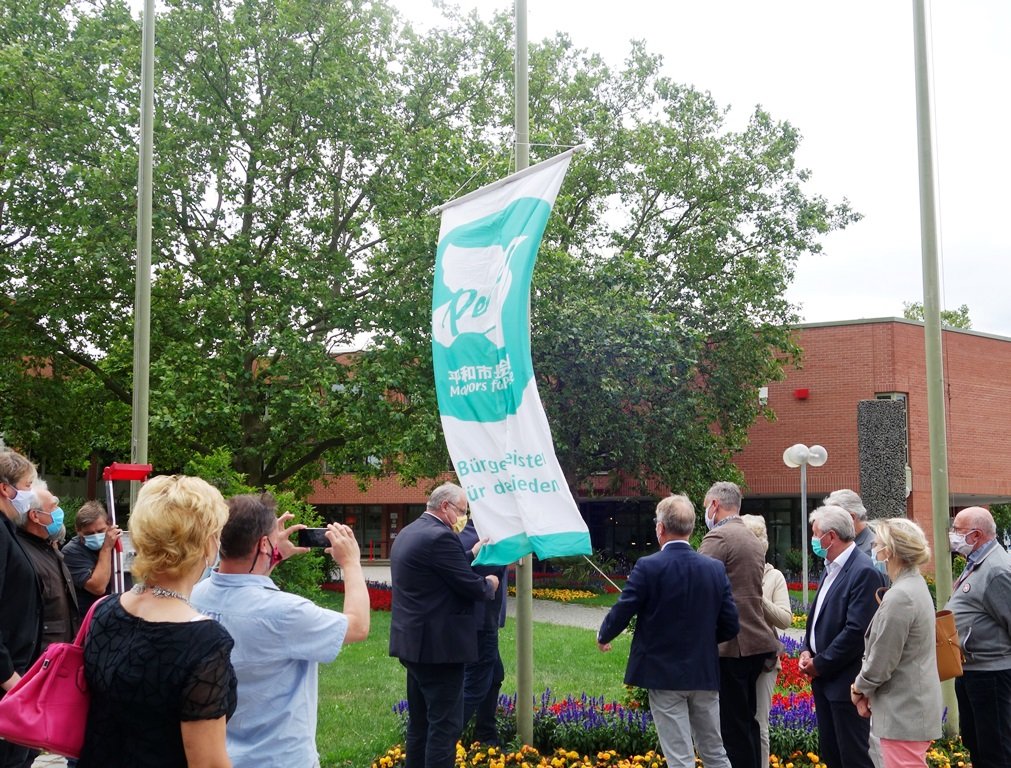 Weiden hisst Flagge des Friedens