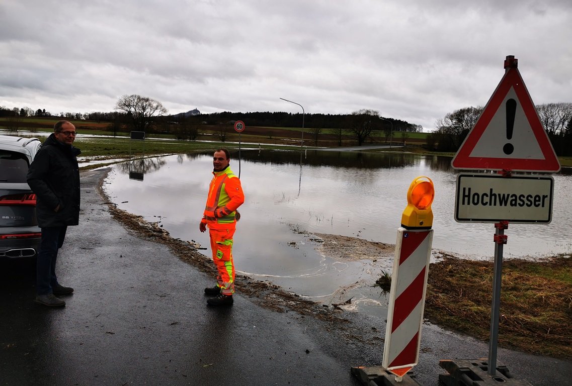 Stadtweiher randvoll: Straßen wegen Überschwemmung gesperrt